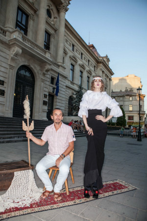 Iulia Albu cu lada de zestre in mijlocul Bucurestiului!