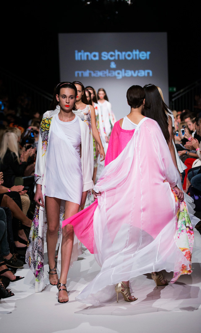 Vienna Fashion Week! Echipa romana fantastica - Lucian Broscatean pentru Irina Schrotter & Mihaela Glavan Vienna Fashion Week! Echipa romana fantastica - Lucian Broscatean pentru Irina Schrotter & Mihaela Glavan