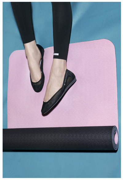 Linii discrete si detalii feminine in noua colectie toamna/iarna 2012 adidas by Stella McCartney Linii discrete si detalii feminine in noua colectie toamna/iarna 2012 adidas by Stella McCartney